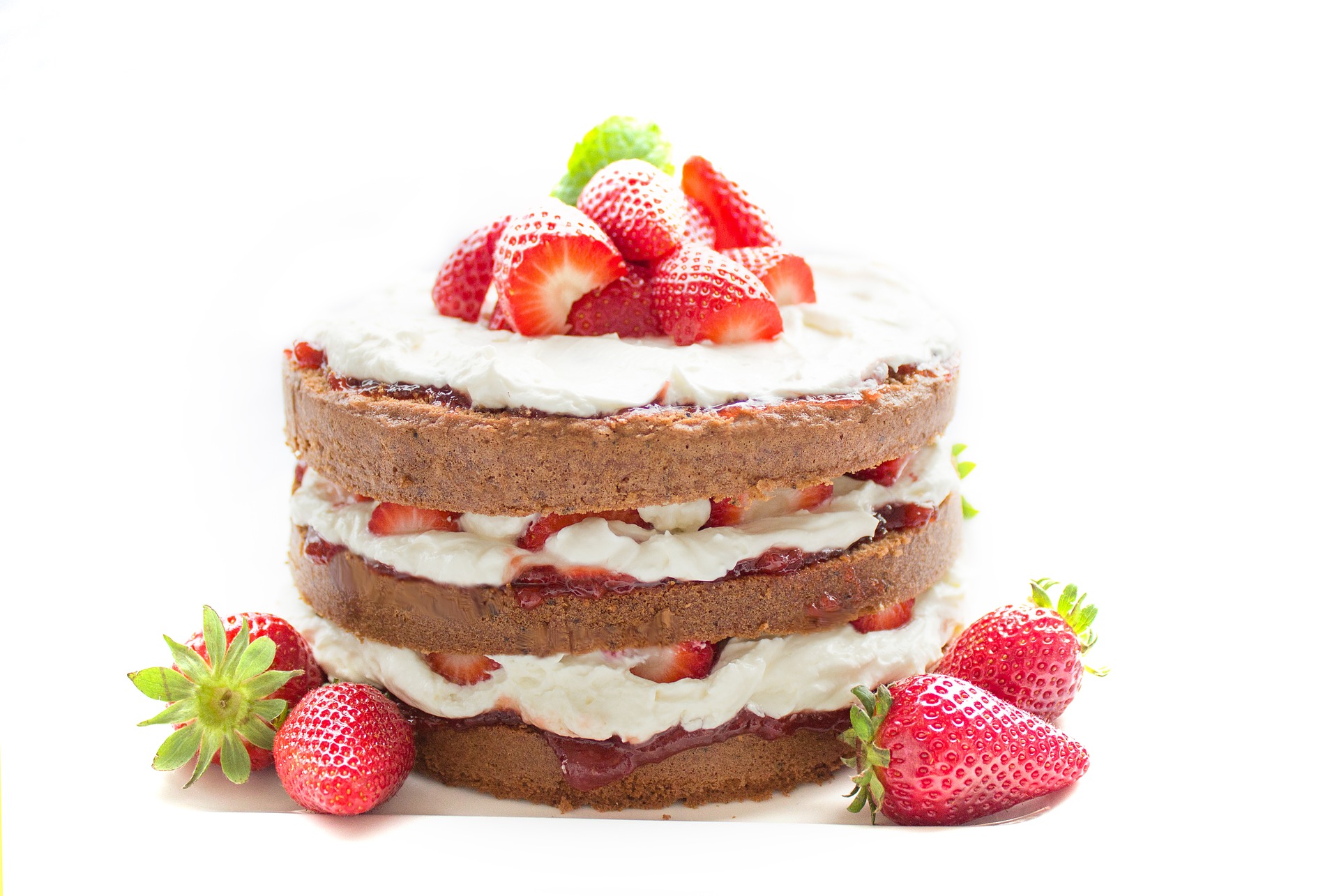 Biskuittorte mit Erdbeeren, geschichtet