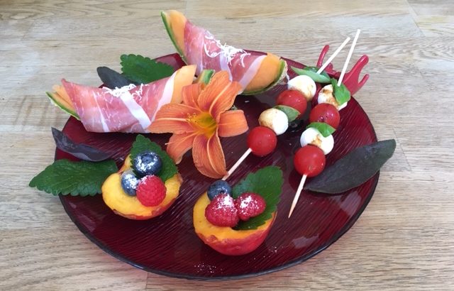 Sommersnacks_Prosciutto-Melone_Tomate-Mozzarella_Beeren-Nektarinen-Becher