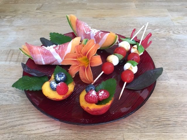 Sommersnacks_Prosciutto-Melone_Tomate-Mozzarella_Beeren-Nektarinen-Becher