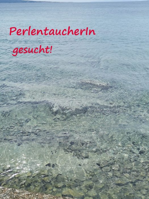 das Foto mit der Überschrift "PerlentauerIn gesucht" zeigt den Blick durch klares Wasser auf einen steinigen Meeresboden